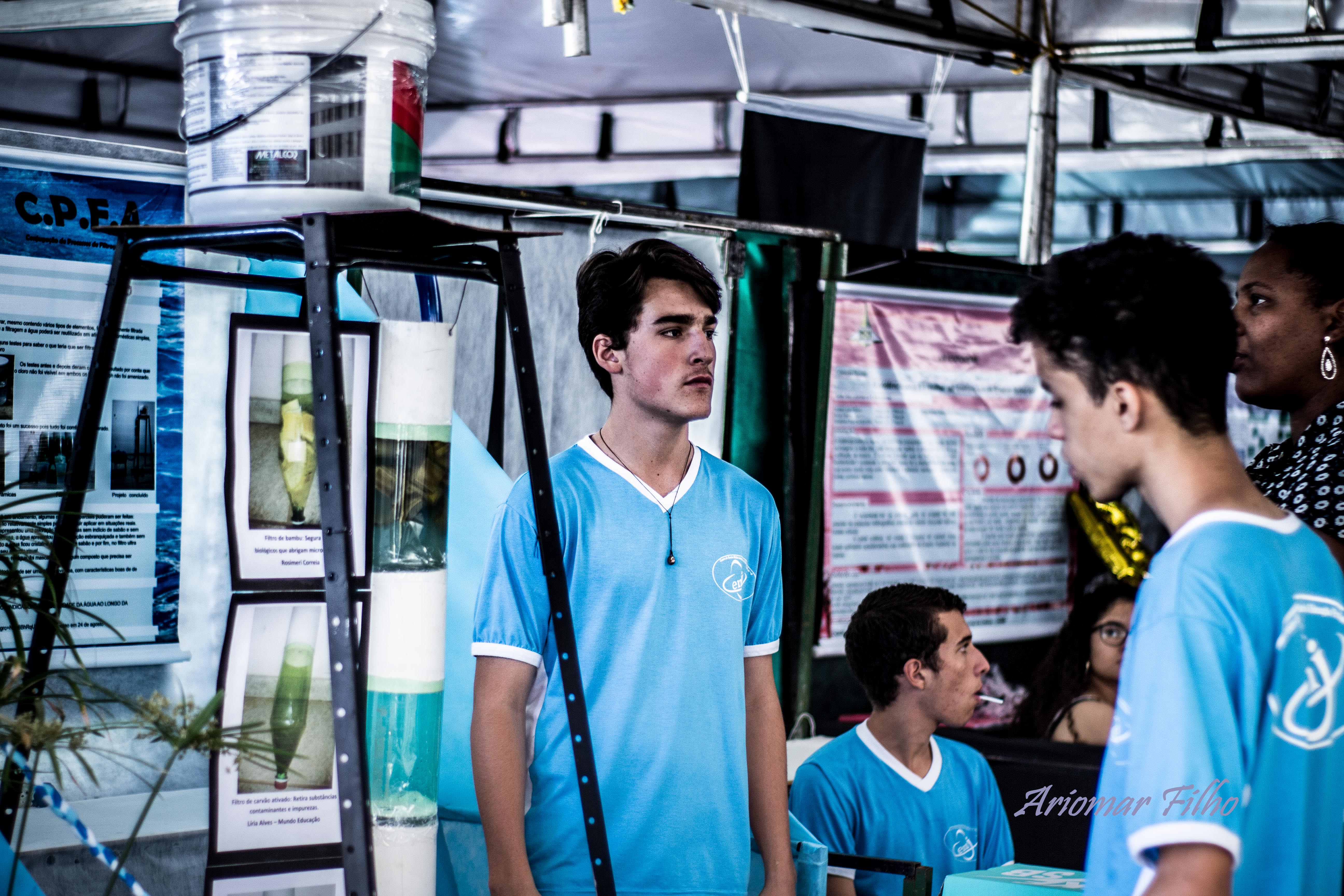 Visitantes observando projetos