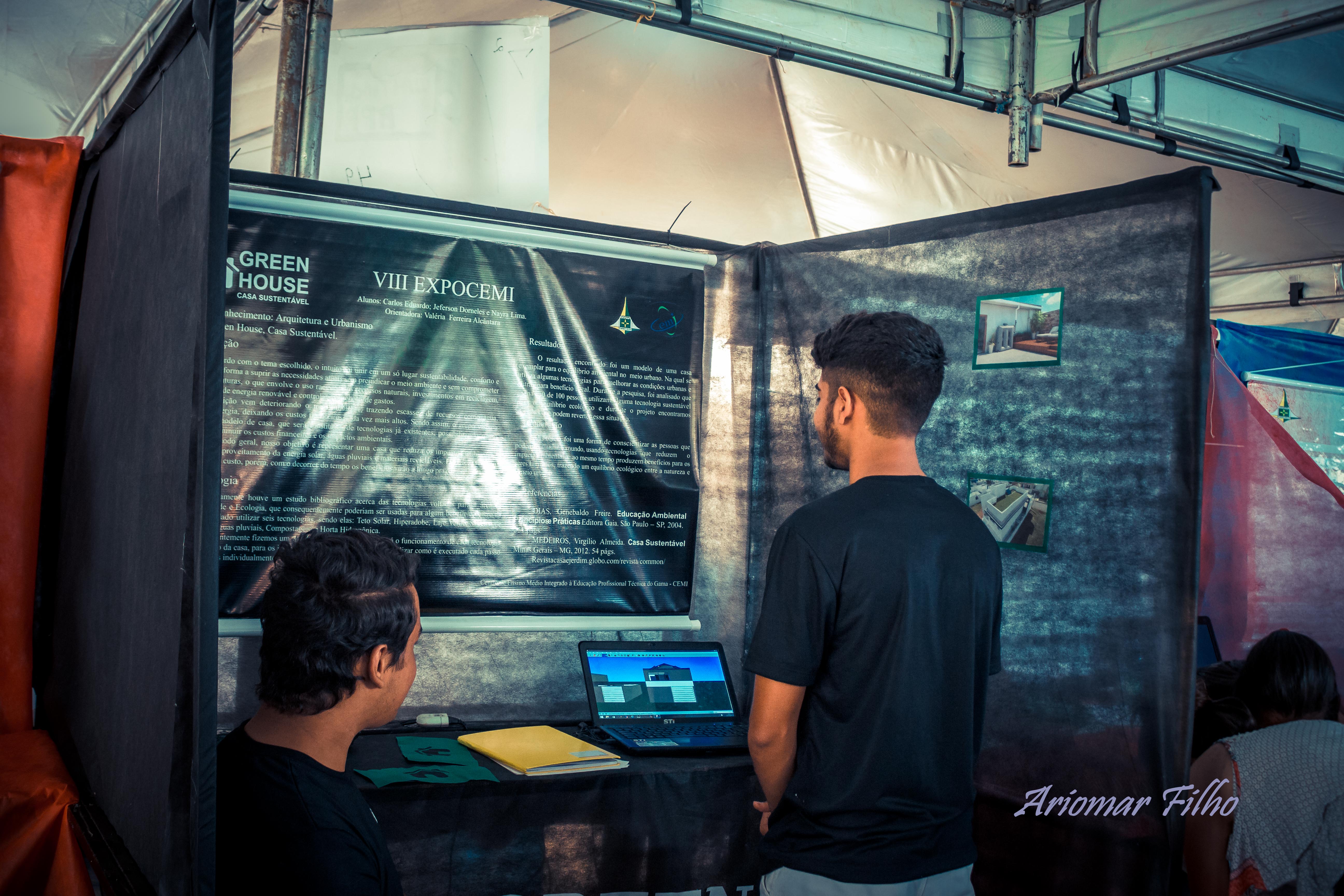 Equipe e estudantes na feira